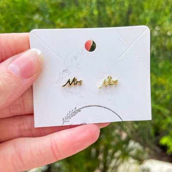 cute simple small "Mrs" gold stud earrings - Picture 1 of 2